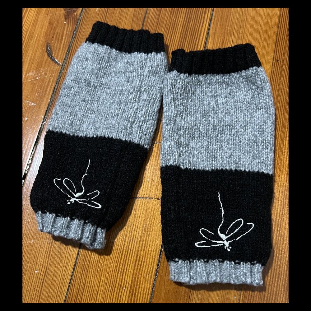Womens Gray/Black Colorblock Dragonfly Fingerless Knit Gloves OS EUC